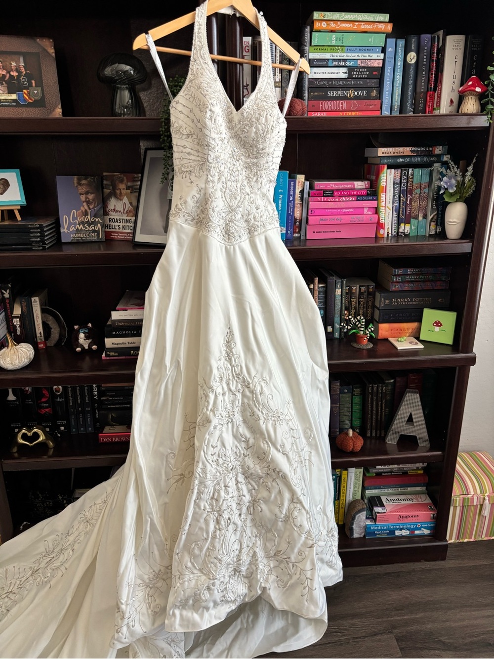 Vintage Elegant White Wedding Dress with Long Embroidered Train - Picture 16 of 16